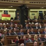 El senador navarro de IU, Iñaki Bernal, ha mantenido desplegada una bandera republicana desde su escaño en lo alto del hemiciclo