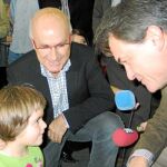 MAs y DURAN compitieron por ganarse la simpatía de los más pequeños, ayer durante un acto en Banyoles
