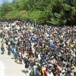 Imágenes distribuidas por la Policía Marítima de Indonesia durante la masiva evacuación de locales y turistas de la isla Gili Trawangan, ayer