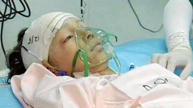 El niño holandés, en una imagen tomada de la televisión, fue operado en Trípoli