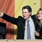 Artur Mas saluda a sus seguidores desde el balcón del Majesctic