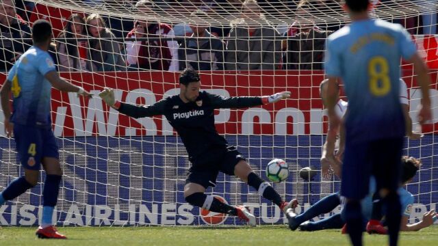 Sergio Rico con el Sevilla.