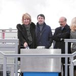 Esperanza Aguirre, junto al vicepresidente regional y presidente de el Canal de Isabel II, Ignacio González, inauguró ayer la planta, situada en Colmenar de Oreja. La instalación logró una Mención Especial en los Premios «Demarcación de Madrid 2009», por