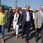 El presidente de la Junta de Castilla y León, Juan Vicente Herrera, acompañado de la consejera de Agricultura y Ganadería, Milagros Marcos; la delegada del Gobierno en Castilla y León, Virginia Barcones; y el presidente de la Junta de Gobierno de la Comunidad de Regantes, Ángel González, visita las obras acometidas