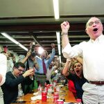 Jorge Fernández fue el primero el gritar «goool» cuando Piqué marcó en el minuto 87, saltó y estampó dos besos a Cospedal, en un momento de jolgorio