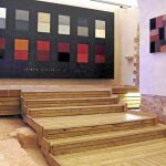 Una mujer recorre la iglesia de Santa Cecilia, durante la inauguración del nuevo espacio