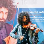 El artista interpretó una pieza antes de la rueda de prensa