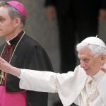 Georg Gänswein es su asistente personal y hombre de mayor confianza. Estará a su lado por lo menos hasta el próximo 28 de febrero