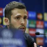 El defensa del FC Barcelona Jordi Alba ofrece una rueda de prensa en Roma