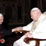 El entonces cardenal alemán Joseph Ratzinger saludando al papa Juan Pablo II durante una reunión con la Curia en el Vaticano en 2005