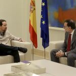 El presidente del Gobierno español en funciones, Mariano Rajoy, (dch), y el secretario general de Podemos, Pablo Iglesias, durante la reunión que han celebrado hoy en el Palacio de La Moncloa