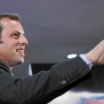 Sandro Rosell mantuvo ayer una jornada con los medios, que incluyó el homenaje a Ricard Maxenchs, que dará nombre a la sala de prensa