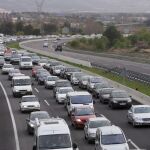 Pequeñas retenciones y tormentas al inicio de Operación Salida con un muerto