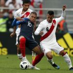 El francés Kylian Mbappe disputa un balón en presencia del peruano Miguel Trauco / Ap