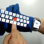 Un software de la japonesa NEC que permite proyectar un teclado virtual sobre el brazo y que interactúa con unas gafas inteligentes y «smartwatch» con la meta de «liberar» a profesionales médicos y de otros sectores del uso de herramientas voluminosas.