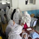 Mujeres afganas votan durante la jornada de elecciones parlamentarias, en Kandahar