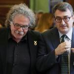 El diputado de ERC, Joan Tardá (i), y el portavoz del grupo vasco EAJ-PNV, Aitor Esteban, en el Congreso de los Diputados
