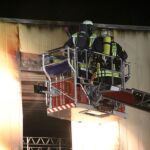 Los bomeros extinguen un incendio en un centro de acogida de refugiados en Wertheim.