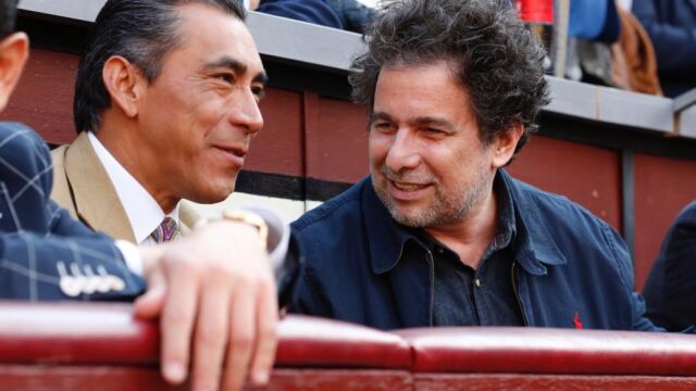El cantante Andrés Calamaro, con el veterano torero mexicano Zotoluco