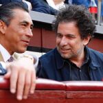 El cantante Andrés Calamaro, con el veterano torero mexicano Zotoluco