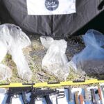 Las ametralladoras, pistolas, munición, símbolo del Daesh y cuchillos del zulo encontrado en Ceuta