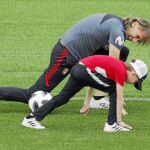 Ricardo Gareca, seleccionador de Perú, juega con su nieto Benjamín sobre el césped después de un entrenamiento de la selección