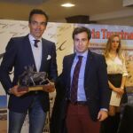 El Cid posa con el premio