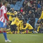 Los jugadores del Aris Salónica celebran el tercer gol de su equipo, conseguido por el defensa Nikos Lazaridis