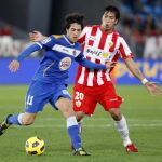 El delantero argentino del Almería, Leonardo Ulloa (d) disputa un balon con el centrocampista del Getafe Daniel Parejo durante el partido