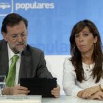 Mariano Rajoy, acompañado de la presidenta en Cataluña, Alicia Sánchez Camacho, durante la reunión que mantienen hoy la ejecutiva nacional en un hotel de Barcelona