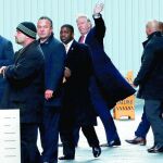 El presidente electo, Donald Trump, sale del One World Trade Center, para reunirse con los servicios de Inteligencia de EE UU, ayer