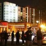 Policías cerca del hotel New York del parque Disneyland Paris