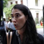 La disidente Yoani Sánchez es vista hoy, jueves 14 de agosto de 2015, a la salida de una recepción en la residencia del embajador de Estados Unidos en Cuba, donde asistió el secretario de Estado de EE.UU., John Kerry, en La Habana (Cuba).