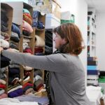 Águeda se encarga del reparto de prendas en el ropero del Centro San Juan Bautista