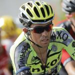 Alberto Contador perdió tiempo en la meta de Mende