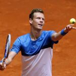 El checo Tomas Berdych devuelve la bola al español David Ferrer en el partido de tercera ronda