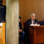El joven acusado de causar la muerte de su pareja tras golpearla repetidamente en septiembre de 2015 en Vigo. Además de la pena de prisión, D.P.A. deberá indemnizar en 100.000 euros al hijo de la víctima, al que no podrá aproximarse ni comunicarse por período de 30 años.