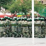 Cientos de policías antidisturbios se desplegaron ayer por las calles de Xinjiang