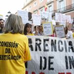 Afectados del accidente del Alvia han protagonizado varias protestas en estos años ante el ministerio de Justicia.