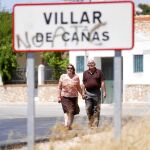 IMPLICADOS EN EL PUEBLO. Nuria y José, en una de las entradas a Villar de Cañas