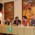 El rejoneador Diego Ventura, en el centro, durante la charla en el Club Cocherito de Bilbao