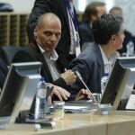 El ministro español de Economía y Competitividad, Luis de Guindos (i), y el ministro de Finanzas griego, Yanis Varufakis (2-i), durante una reunión de los ministros de Finanzas del Eurogrupo.