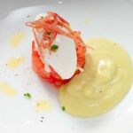 La sopa de aguacate a la naranja con jamón belga y helado de almendra, es uno de los refrescantes platos que incluye el menú