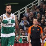 Miroslav Raduljica (i) del Panathinaikos celebra el triunfo