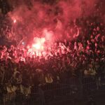 Aficionados del Real Madrid celebran la consecución de la Liga de Campeones en la madrileña plaza de Cibeles.