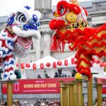 Dos perros encabezan el desfile oriental del Año Nuevo del Perro, en Pekín