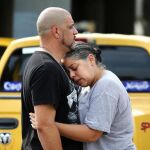 Ray Rivera, DJ en Pulse Orlando, es consolado por un amigo tras el tiroteo.
