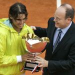 Nadal, campeón en Montecarlo, recibe el trofeo de manos de Alberto de Mónaco