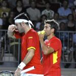 Marc López (d) y David Marrero, durante el partido de dobles contra la pareja de rusos Konstantin Kravchuk y Evgeny Donskoy