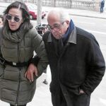 El doctor Morín y su mujer, ayer, en el momento de acceder a la Audiencia de Barcelona